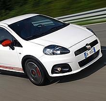 Eigenständiger Auftritt: Stossstange samt integrierten Fernscheinwerfern und Lufteinlässen in Abarth-Design, Kotflügelverbreiterungen rundum und seitliche rote Streifen mit Abarth-Aufschrift.